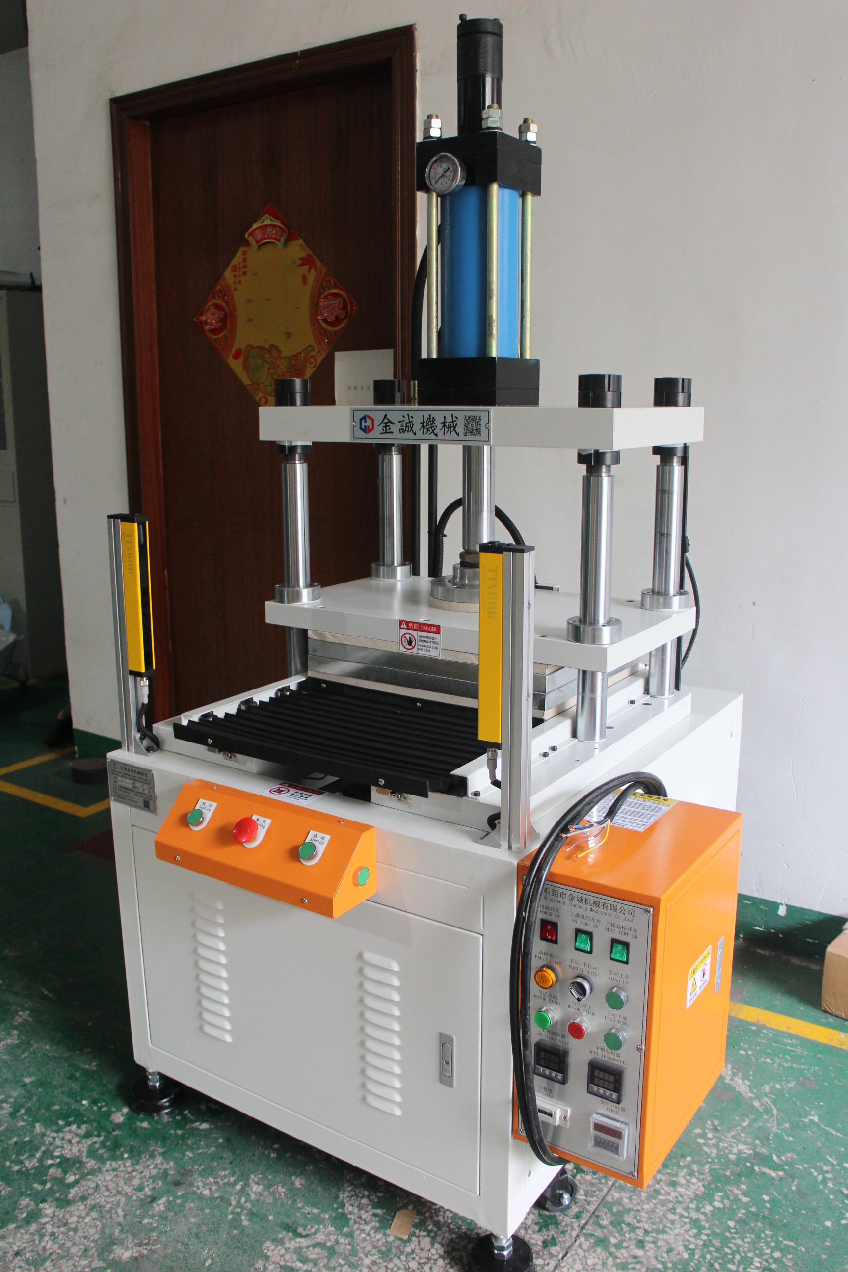 沧县-四（sì）柱滑台热压机JCR-20TS-T (4).JPG